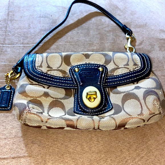 Coach Handbags - Vintage Coach Wristlet
